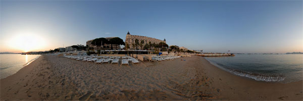 La plage au niveau du Carlton